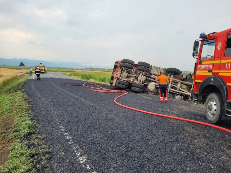 Autocamion răsturnat pe DN 12 între Chichiş şi Coşeni