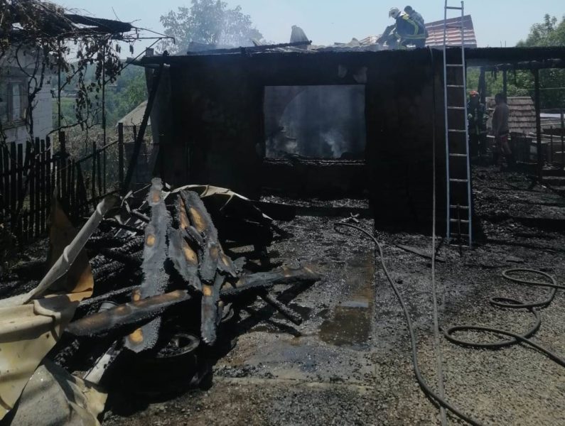 Incendiu la un adăpost de animale în localitatea mureșeană Dumbrava, comuna Vătava