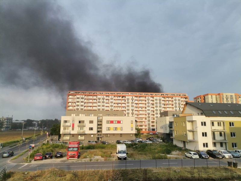 Braşov: Incediu puternic la o hală dezafectată din municipiu