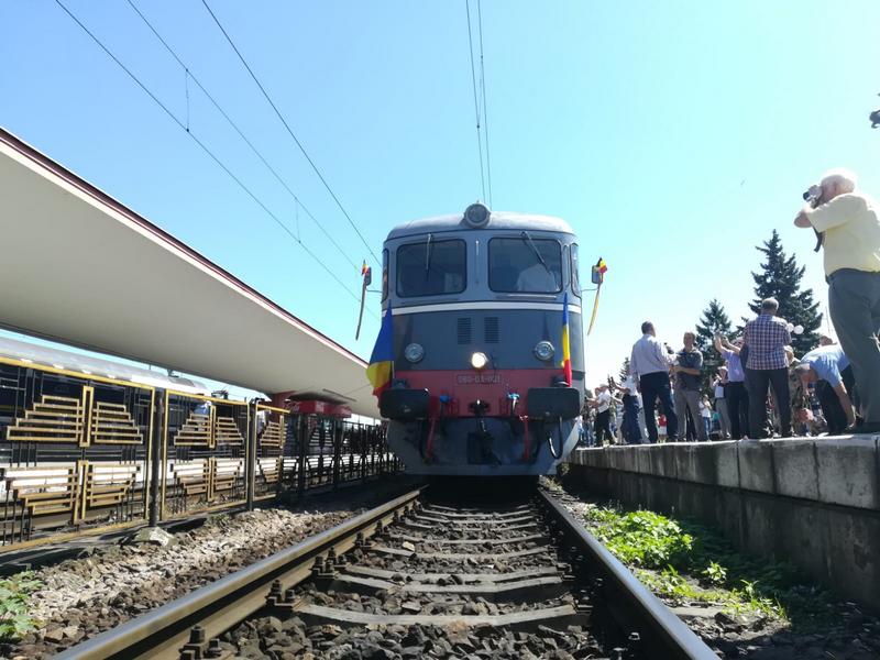 Tracţiune Diesel între Braşov şi Timişu de Sus din cauza unui deranjament la sistemul de alimentare cu energie