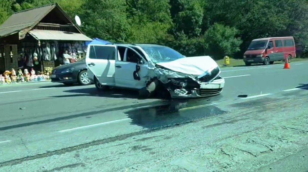 Trei răniţi, într-un accident pe DN 1, între Vlădeni şi Perşani