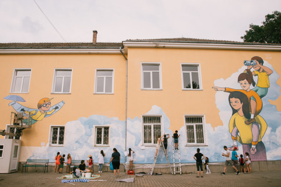 Pictură murală de zeci de metri pe clădirea unei școli din Tg. Mureș
