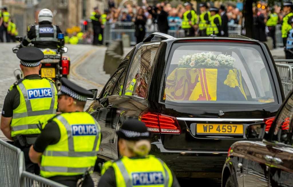 Sicriul Reginei Elisabeta II va ajunge astăzi la Londra, după ce ieri a fost depus in capitala Scotiei