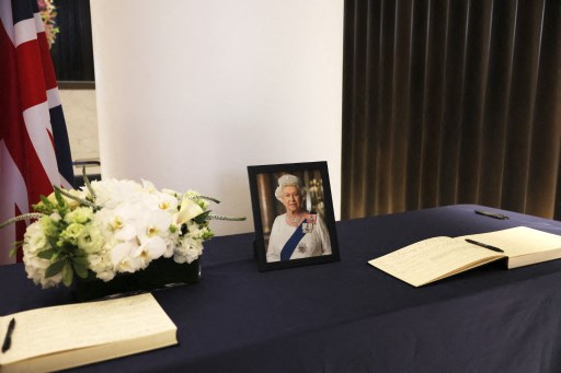 Preşedintele Iohannis semnează în cartea de condoleanţe deschisă după moartea Reginei Elisabeta a II-a
