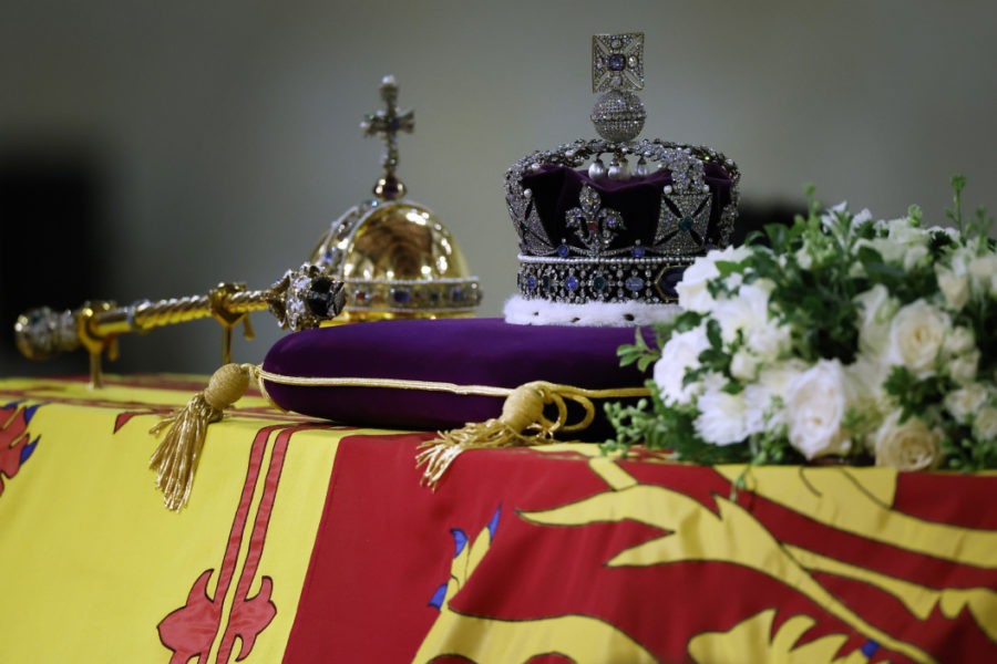 Sicriul Reginei Elisabetei a II-a a fost coborât în cavoul regal de la Capela St George