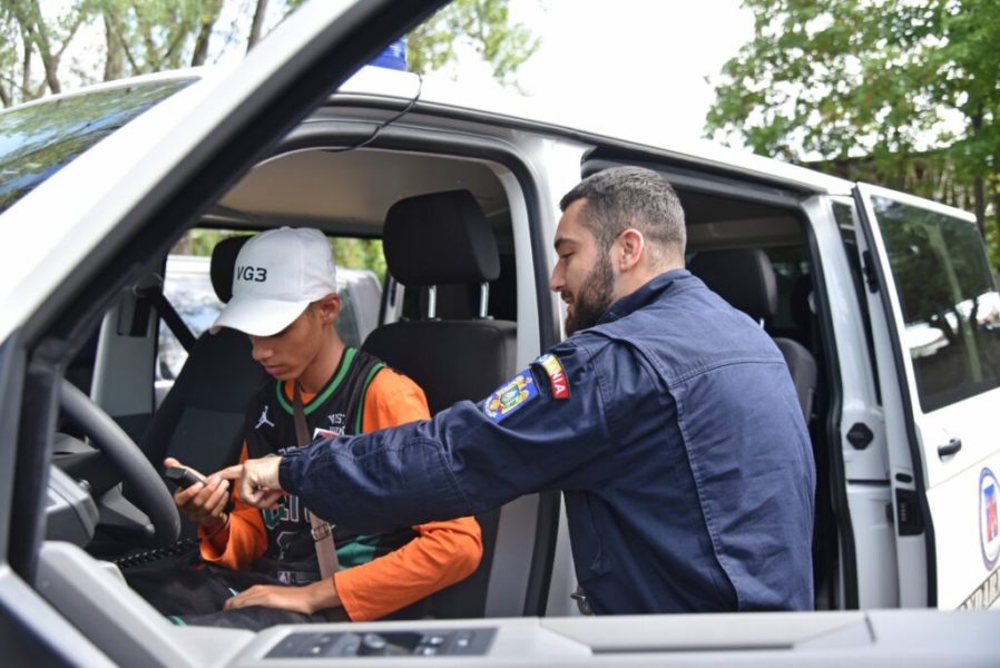 17 copii și 5 adulți aflați în Tabăra de limba română, organizată pentru copiii din sistemul de protecție a copilului, au fost jandarmi pentru o zi