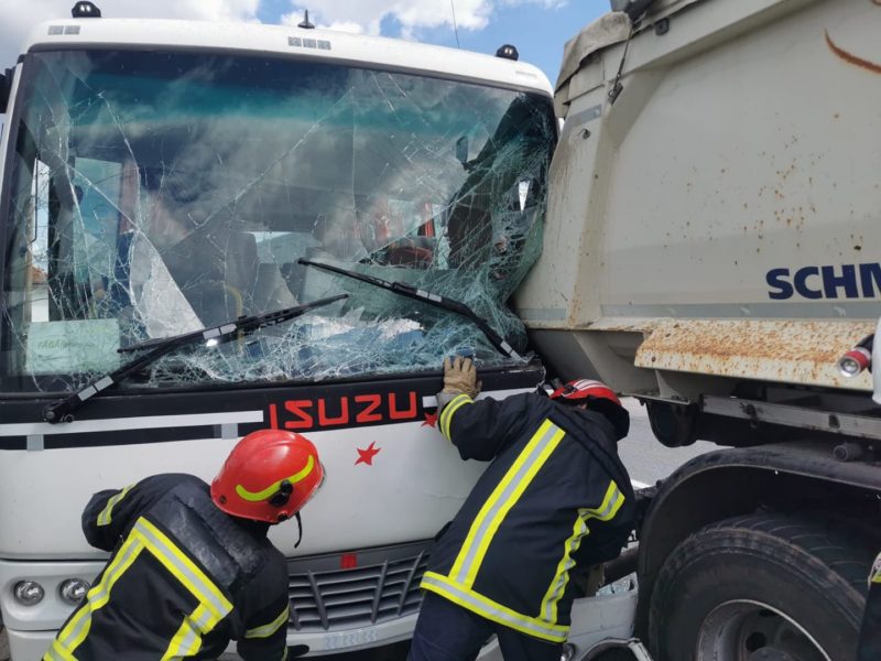 Autocar plin cu copii implicat într-un accident pe DN 1 Autocar plin cu copii implicat într-un accident pe DN 1
