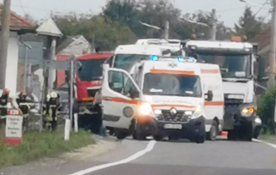 Coliziune între un autocamion și un autocar, la ieșirea din localitatea brașoveană Beclean