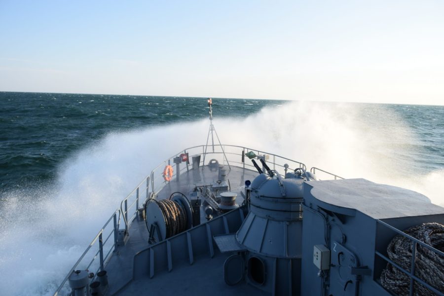 UPDATE: Un dragor maritim a suferit avarii uşoare în urma exploziei unei mine