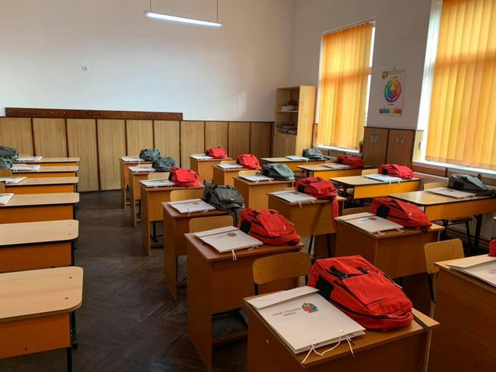 Peste 300 de elevi din Săcele primesc ”primul ghiozdan”