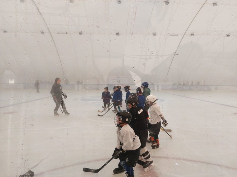 Zeci de copii prezenți la deschiderea sezonului la patinoarul ”Mureș” din Sângeorgiu de Mureș