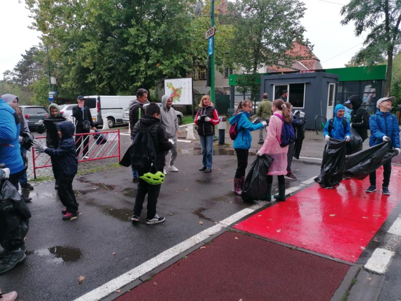 Pe ploaie, voluntarii ”Let’s do it, Romania” au strâns în Tg. Mureș zeci de saci de deșeuri