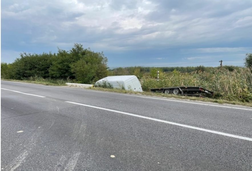 Un microbuz cu 7 persoane s-a răsturnat pe DN1, în județul Brașov