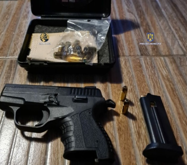 Arme, droguri și bani, descoperite de polițiștii mureșeni