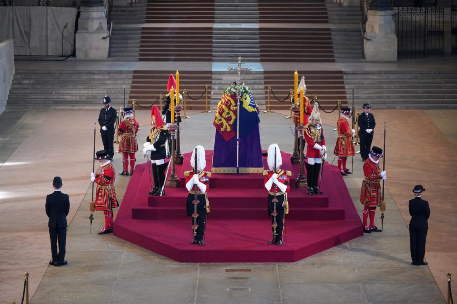 Mii de persoane şi-au luat rămas bun de la regretata regină Elisabeta II al cărei sicriu a fost depus la Westminster Hall