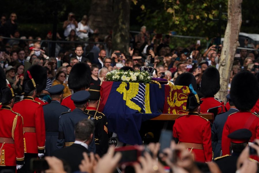 Britanicii aşteaptă până la 15 ore să îşi ia rămas bun de la regina Elisabeta a II-a