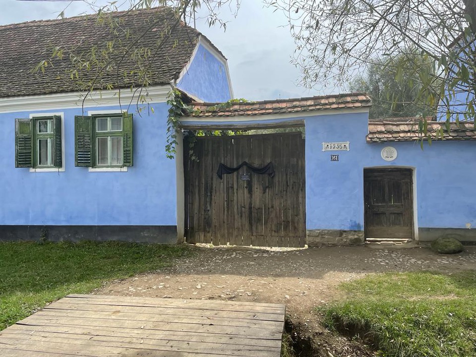 Doliu în localitatea brașoveană Viscri, în semn de solidaritate cu Familia Regală a Marii Britaniei, după moartea Reginei Elisabeta a II-a.