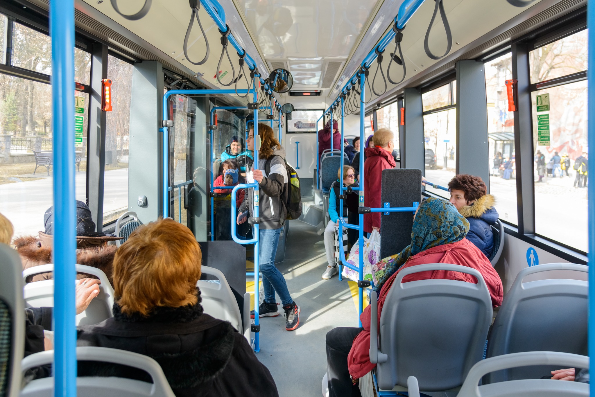 Veteranii şi văduvele de război, dar şi pensionarii vor beneficia în continuare de facilităţi pentru transportul public