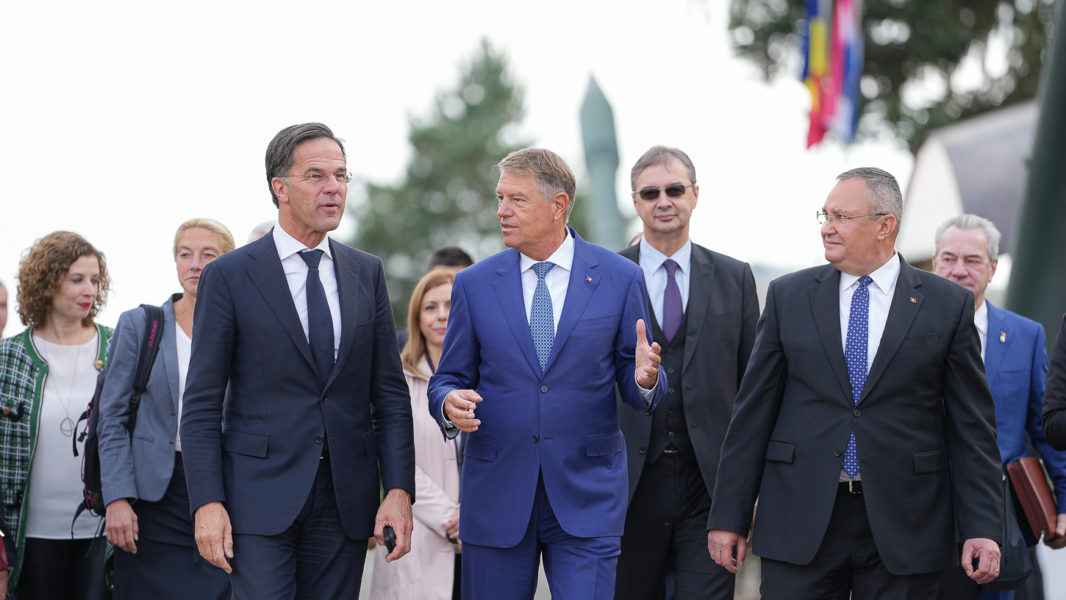 Braşov: Premierul Olandei a ajuns la Centrul de instruire de la Cincu; este însoţit de preşedintele Iohannis şi prim-ministrul Ciucă
