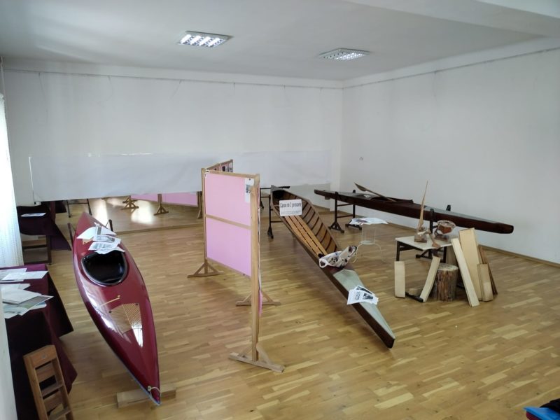 Expoziţie inedită de caiace, deschisă la Casa de Cultură Reghin