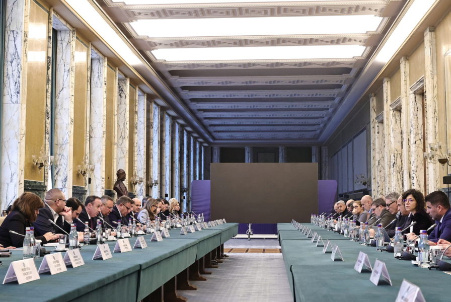 Guvernul şi partenerii sociali au ajuns la un acord: salariul minim brut va creşte la 3.000 de lei de la 1 ianuarie, de la 2.550 cât este acum Guvernul şi partenerii sociali au ajuns la un acord: salariul minim brut va creşte la 3.000 de lei de la 1 ianuarie, de la 2.550 cât este acum