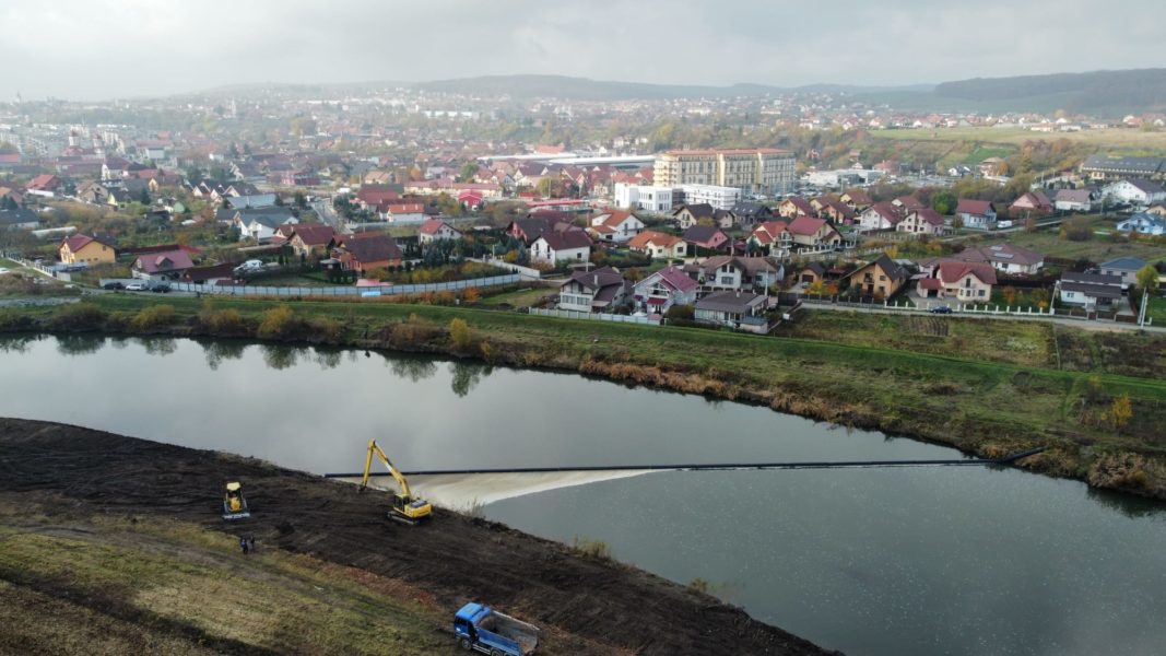 Sistem modern care colectează şi blochează deşeurile plutitoare, la Reghin Sistem modern care colectează şi blochează deşeurile plutitoare, la Reghin