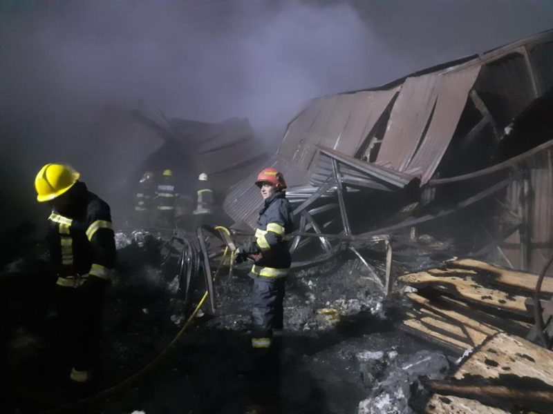 Incendiu la o hală din Albești ce depozita cherestea, material lemnos și vopseluri