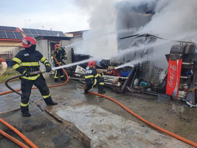 Braşov: Incendiu la o hală din Sânpetru