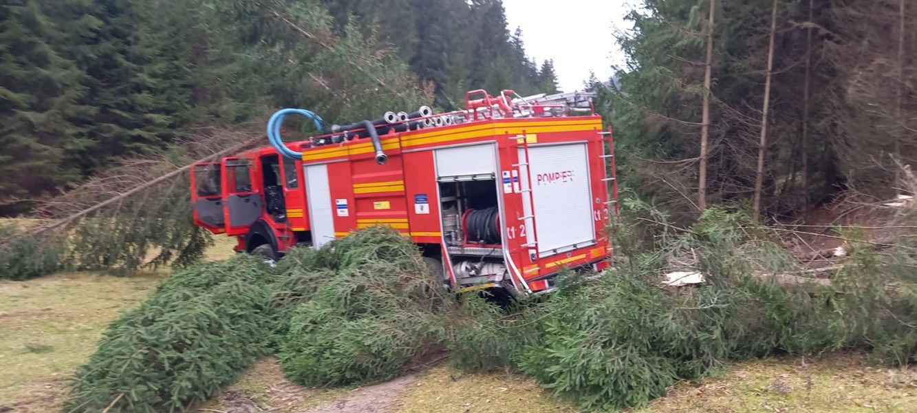Autospeciala ISU Harghita a fost implicată într-un accident în timp ce se deplasa spre locul unei intervenții