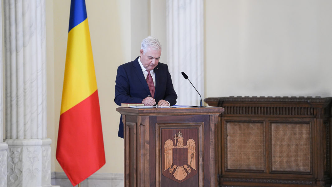 Noul ministru al Apărării, Angel Tîlvăr, a depus jurământul de învestitură în funcţie