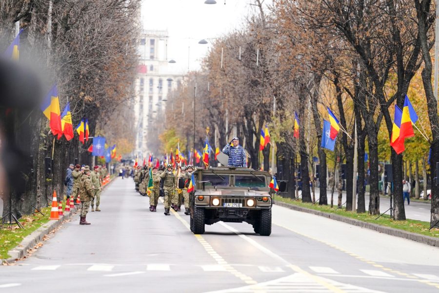 Ziua Naţională a României va fi sărbătorită mâine prin organizarea de parade militare în mai multe oraşe ale ţării