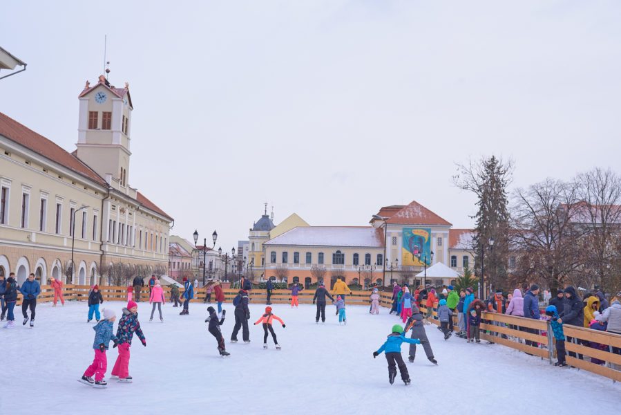 Patinoar artificial în Piaţa centrală din Sfântu Gheorghe
