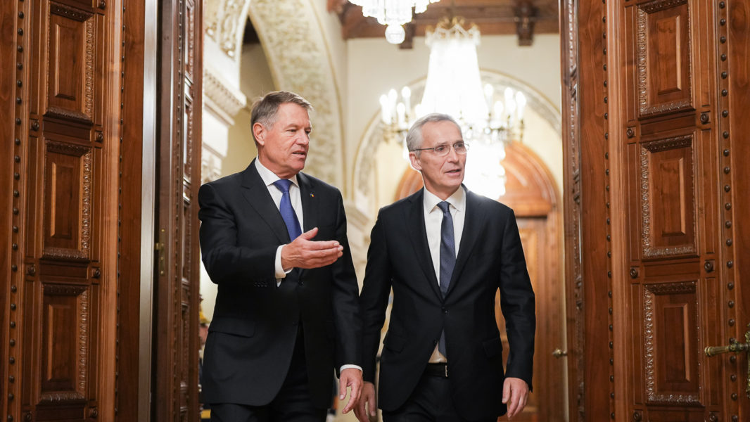 Secretarul general NATO, Jens Stoltenberg, a discutat cu preşedintele Klaus Iohannis despre situaţia de securitate pe flancul estic