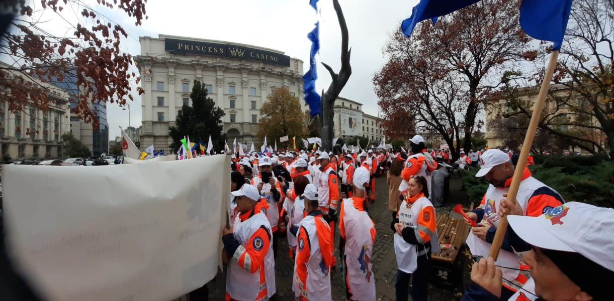 Zeci de sindicaliști de la Ambulanța Mureș protestează astăzi în Capitală