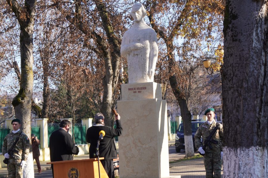 Tg. Mureș: Statuia lui Nicolae Bălcescu a fost mutată în parcul de pe Bulevardul Cetății Tg. Mureș: Statuia lui Nicolae Bălcescu a fost mutată în parcul de pe Bulevardul Cetății