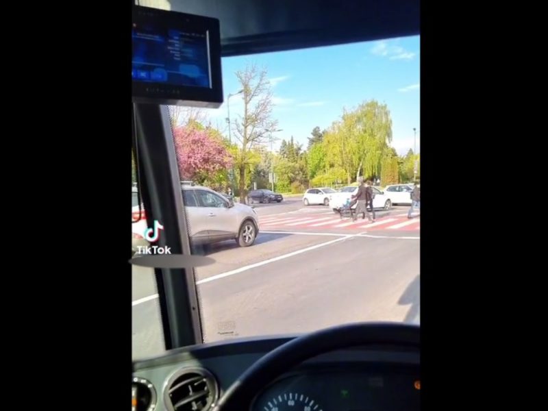 Șofer RAT Brașov, surprins că posta pe TikTok, în timp ce conducea autobuzul