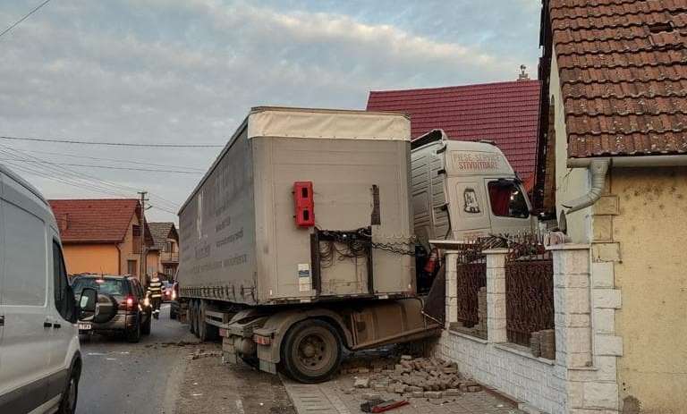 Un autotren neîncărcat a intrat într-o casă din localitatea Crăciunești