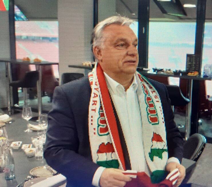 Reacţia MAE după ce premierul ungar Viktor Orbán a purtat la un meci de fotbal un fular pe care era imprimată harta Ungariei Mari