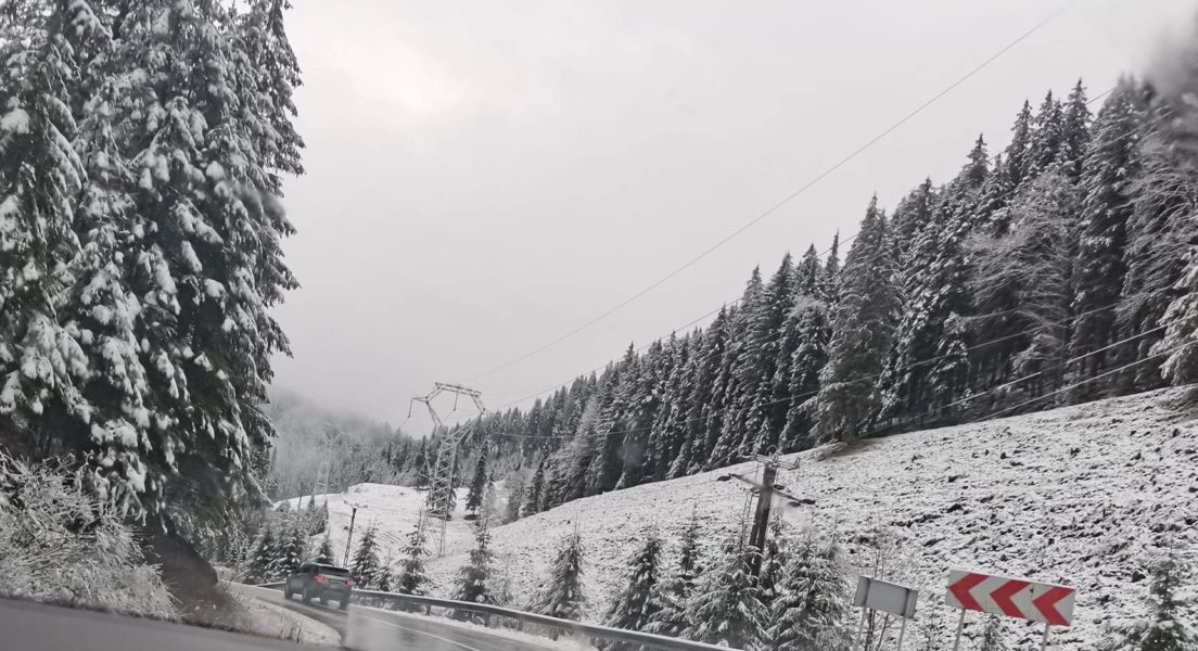 Întreruperi de energie electrică în staţiunea Lacu Roşu, din cauza zăpezii