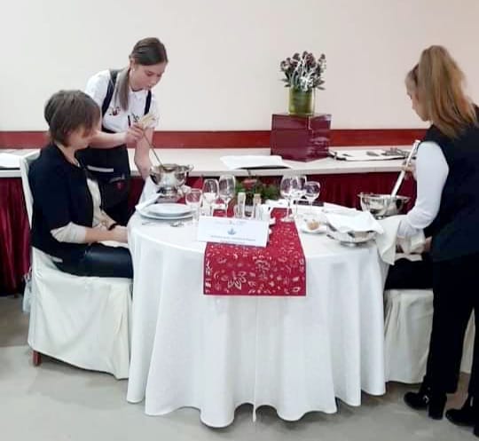 Concurs de ospătari pentru elevii din județul Harghita