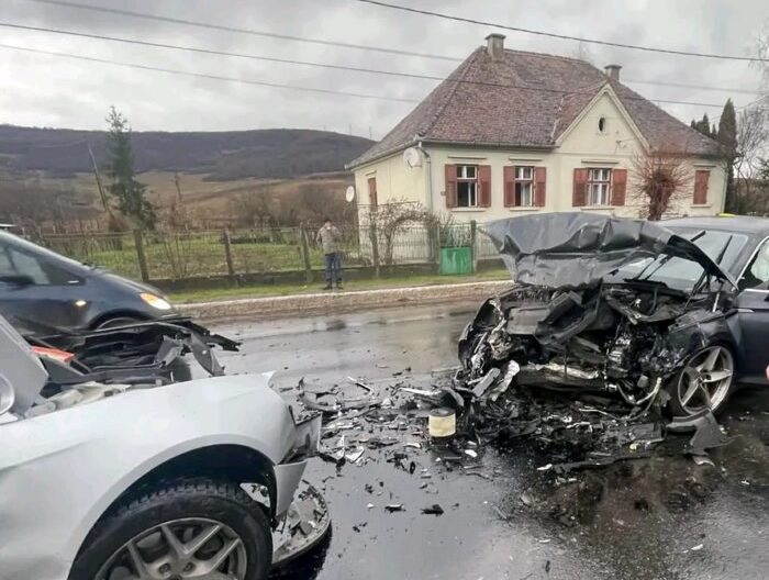 Patru persoane, rănite într-un accident produs în Mureș