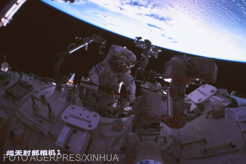 Astronauții chinezi se întorc pe Pământ după o misiune de șase luni