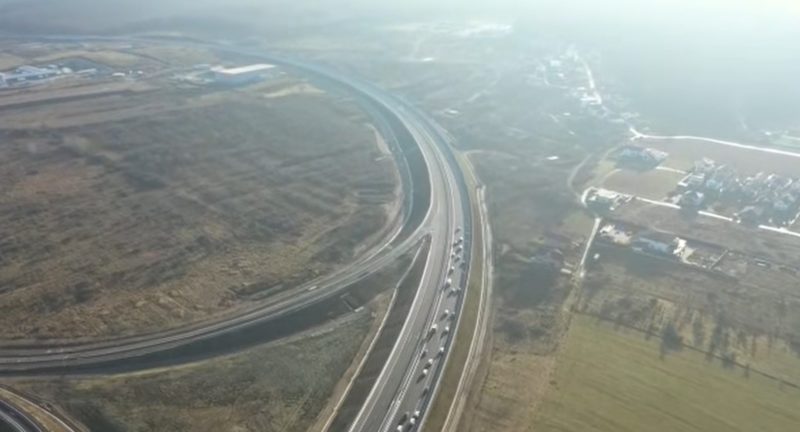 Trei contracte pentru construirea a 64 de kilometri de autostradă au fost semnate astazi la Ministerul Transporturilor cu firme din România, Italia şi Turcia