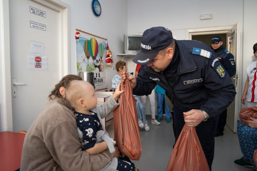 Jandarmii covăsneni au luat locul ajutoarelor lui Moş Nicolae