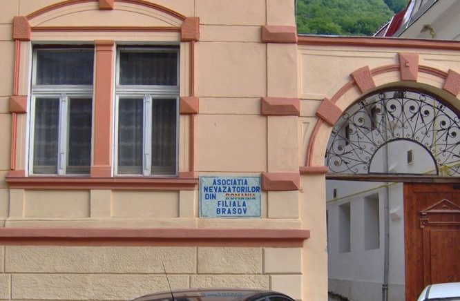 Asociația Nevăzătorilor din România – Filiala Brașov anunță finalizarea proiectului „Împreună învingem întunericul“