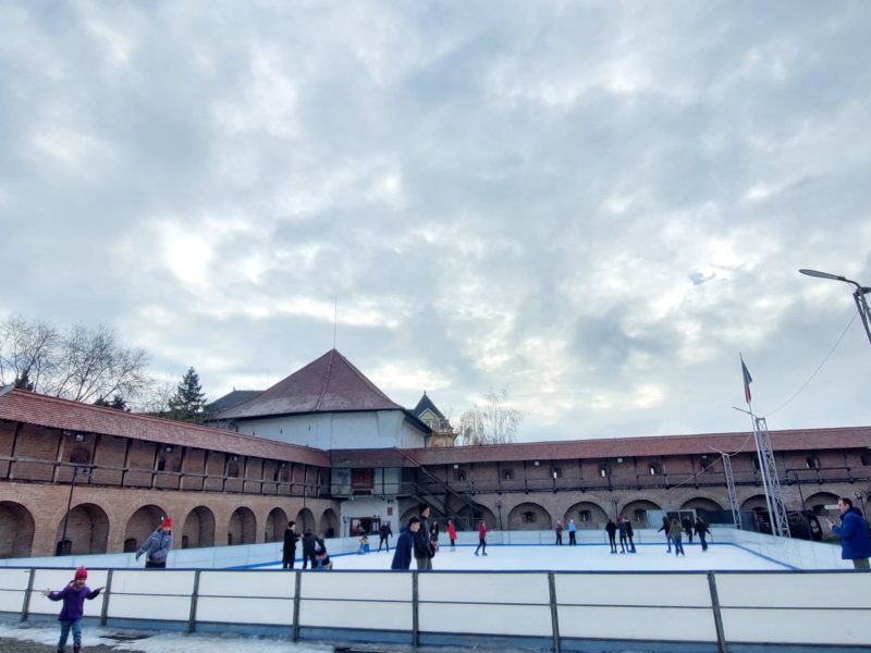 Patinoarul din Cetatea din Tg.Mureș pune la dispoziție 300 de perechi de patine de închiriat