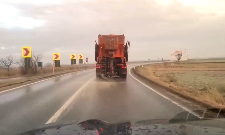 Poliţiştii recomandă prudenţă la volan, în contextul înrăutăţirii vremii