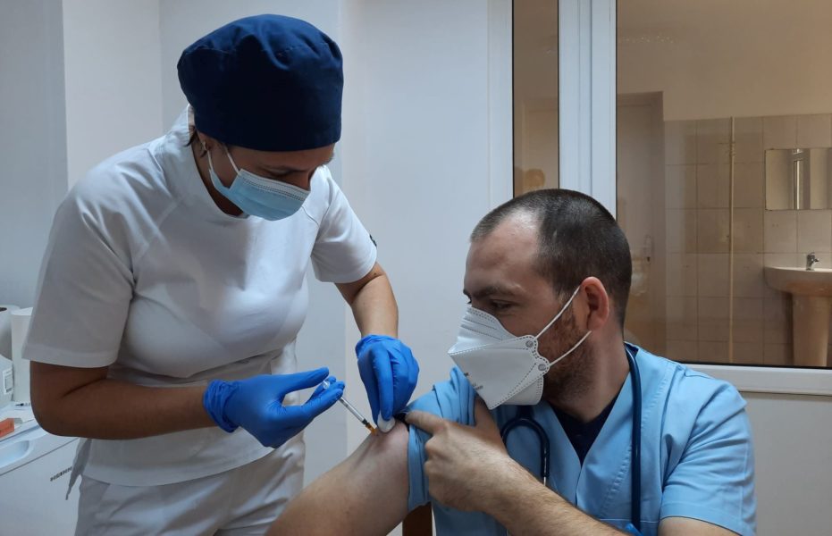 Aproape 50 de harghiteni au cerut vaccinul Omicron
