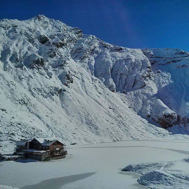 Strat de zăpadă de peste un metru şi jumătate în zona turistică Bâlea Lac Strat de zăpadă de peste un metru şi jumătate în zona turistică Bâlea Lac