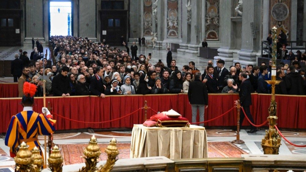 Peste 100.000 de credincioşi vor asista la Vatican, astăzi, la funeraliile Papei emerit Benedict al XVI-lea
